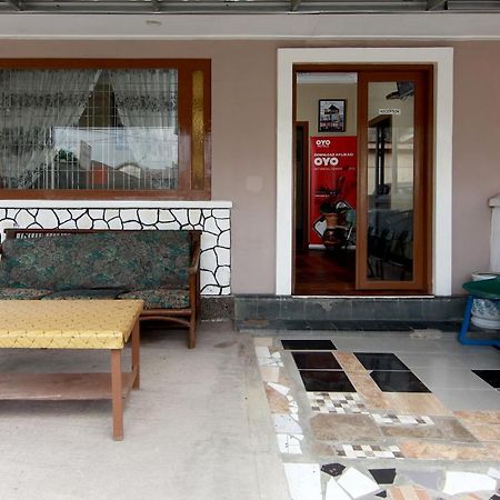Oyo 799 Hotel Dieng Berastagi Buitenkant foto