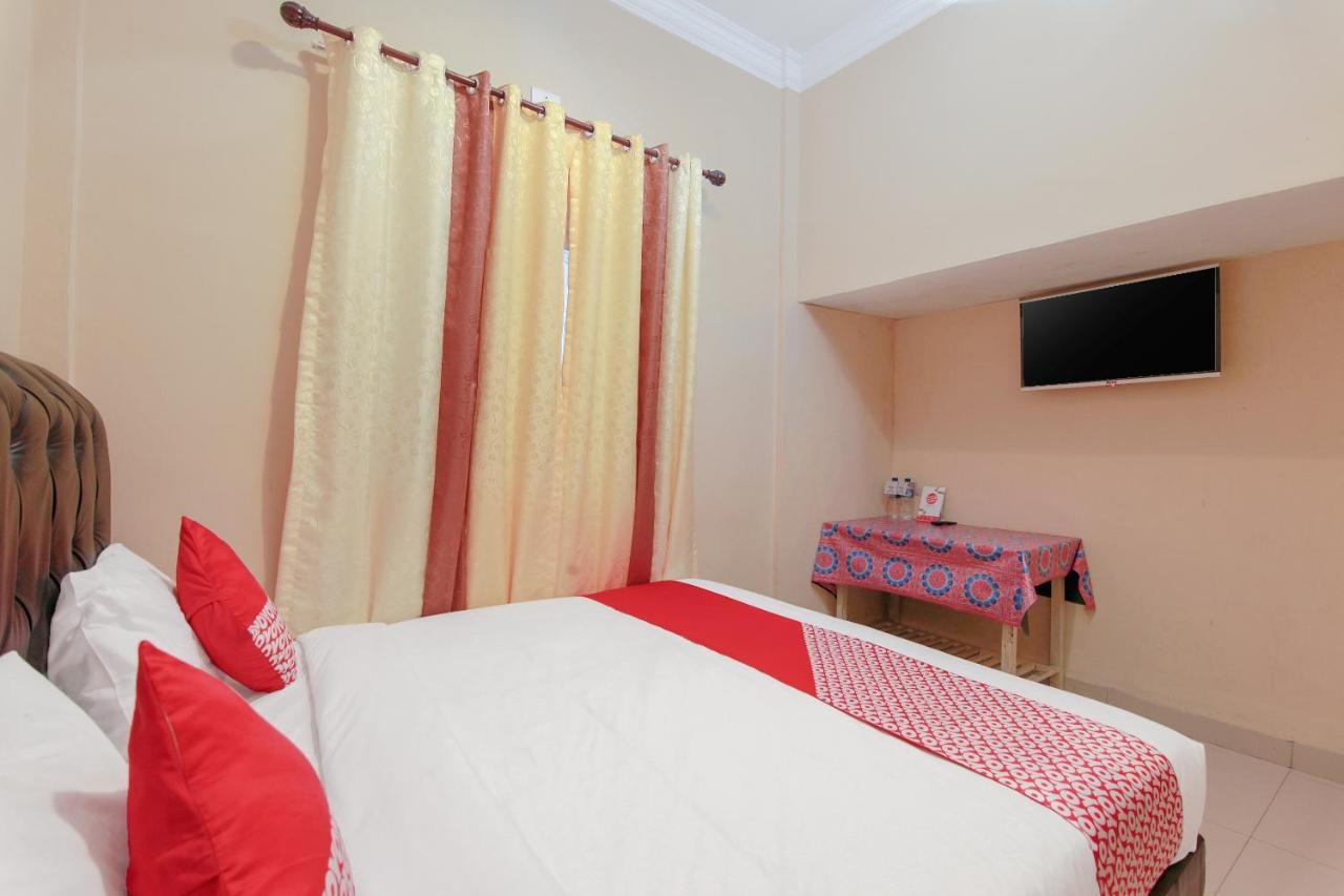 Oyo 799 Hotel Dieng Berastagi Buitenkant foto