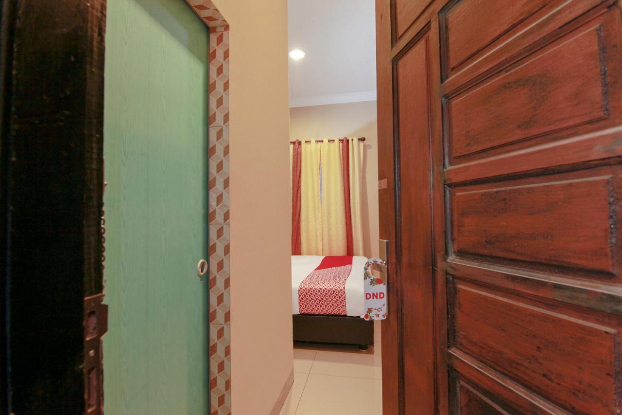 Oyo 799 Hotel Dieng Berastagi Buitenkant foto