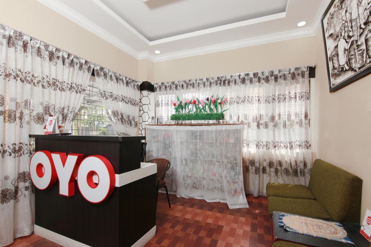 Oyo 799 Hotel Dieng Berastagi Buitenkant foto