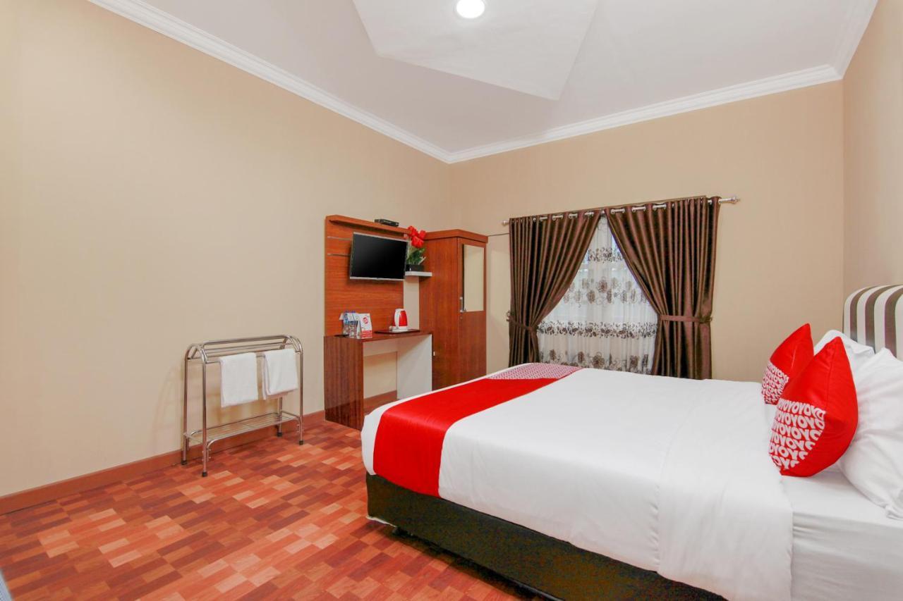Oyo 799 Hotel Dieng Berastagi Buitenkant foto