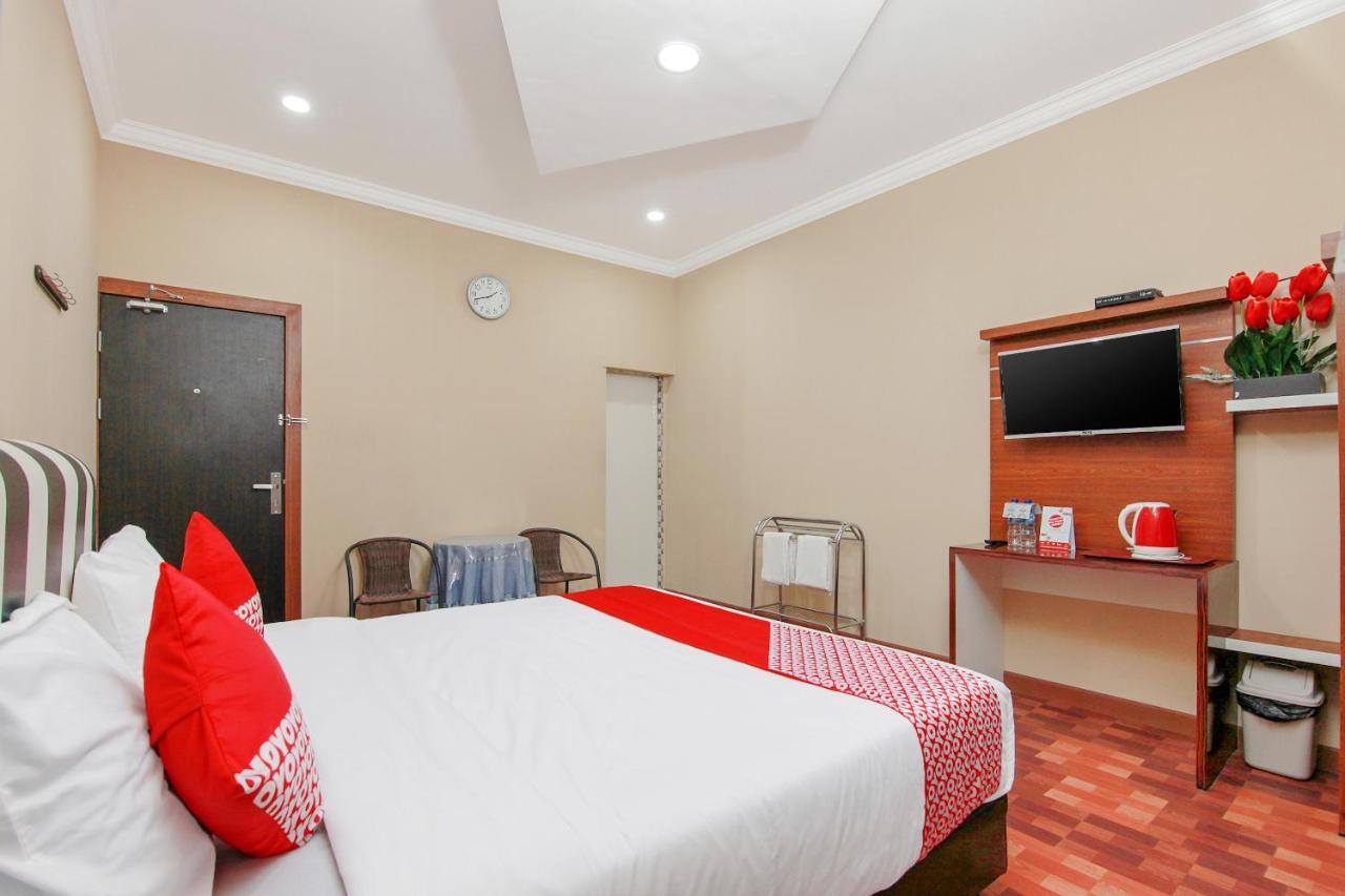 Oyo 799 Hotel Dieng Berastagi Buitenkant foto