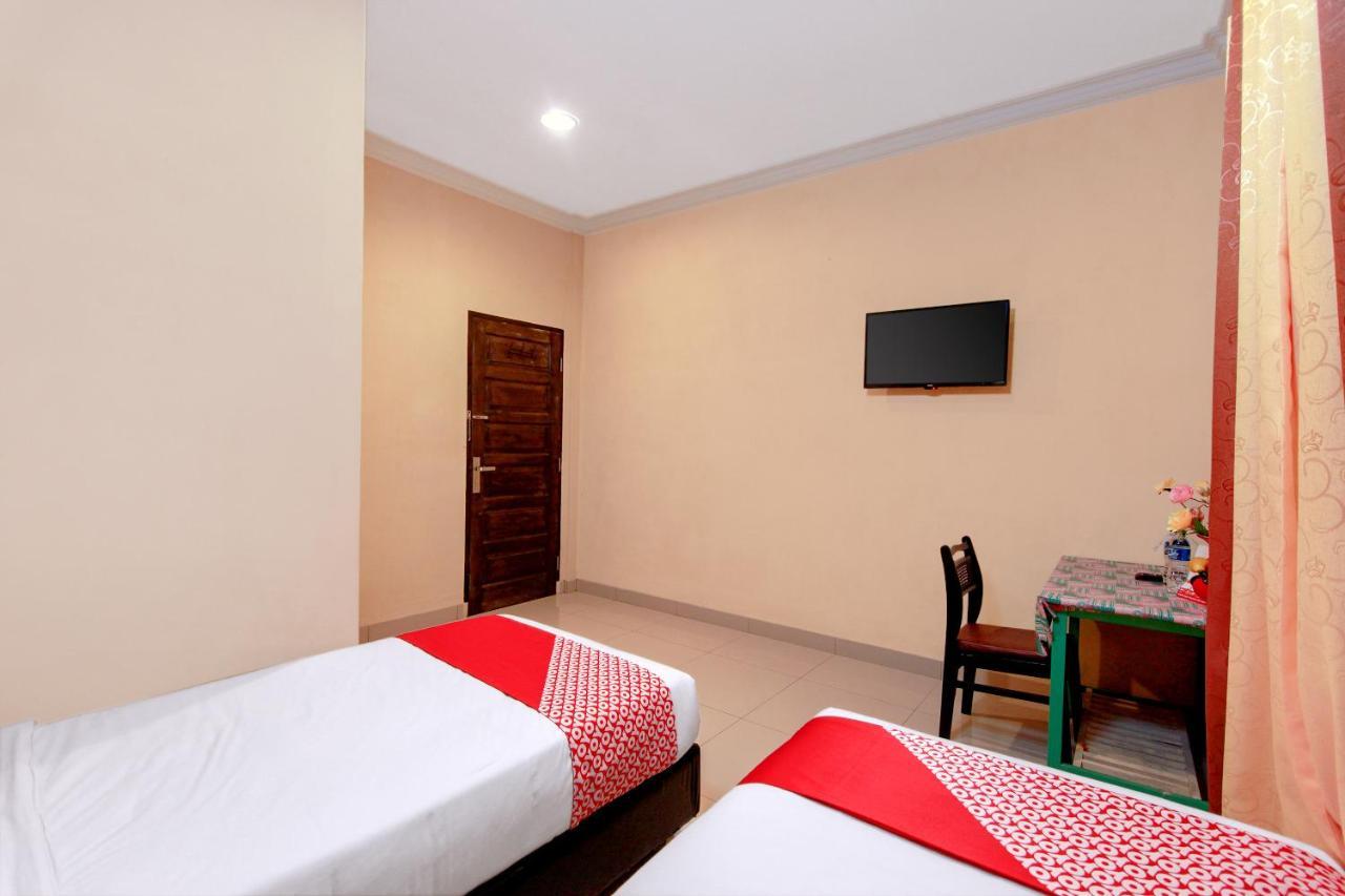Oyo 799 Hotel Dieng Berastagi Buitenkant foto
