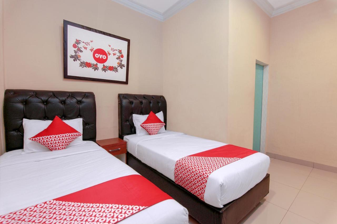 Oyo 799 Hotel Dieng Berastagi Buitenkant foto