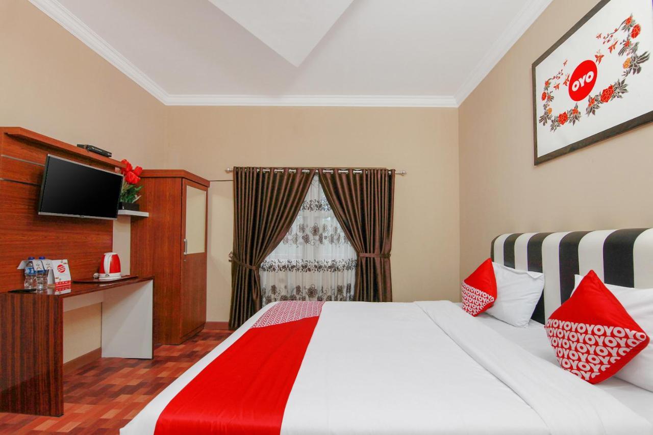 Oyo 799 Hotel Dieng Berastagi Buitenkant foto